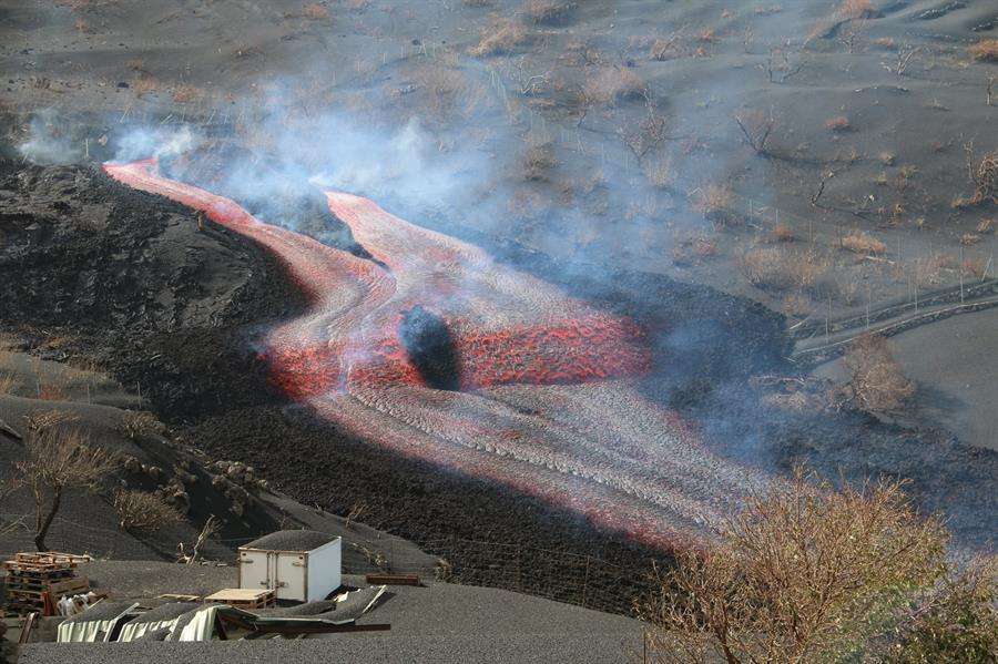 El volcán La Palama que el pasado 19 de septiembre entró en erupción en La Palma ha sumado este viernes dos centros emisores de lava a la dos que tenía. EFE