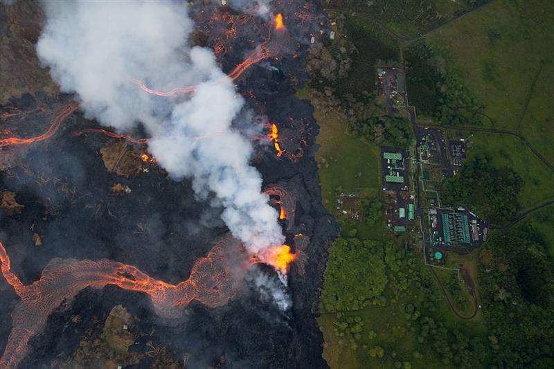 La erupción del Kilauea es la más grande en décadas, destruyendo más de 40 casas hasta la fecha, y desplazando a miles. EFE
