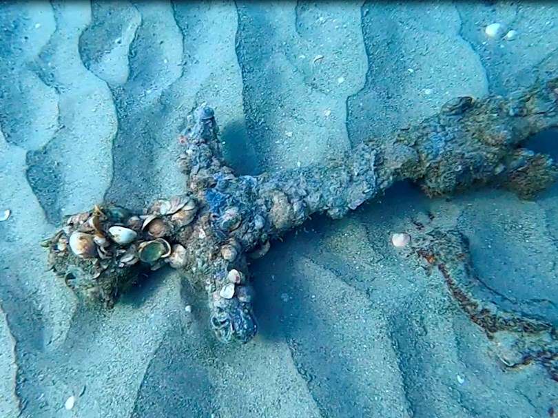 Espada de hace 900 años hallada en el mar Mediterráneo y que se presume perteneció a un caballero cruzado. EFE