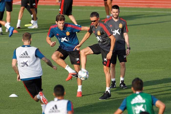 El seleccionador español Luis Enrique en el entrenamiento de la selección, para preparar los partidos de la Liga de Naciones./EFE