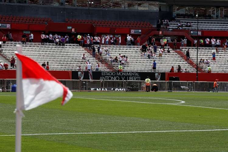 Aficionados de River Plate en las tribunas del estadio Monumental. Foto: EFE