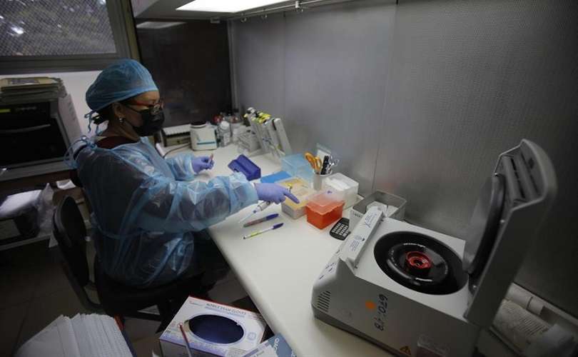Investigadores panameños trabajan en laboratorio en un estudio genético, uno de los primeros de su tipo en Centroamérica, que ayuda al éxito de los trasplantes de órganos. EFE
