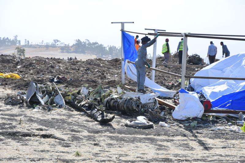 Vista de los restos del fuselaje del avión Boeing 737 MAX 8 de Ethiopian Airlines que se estrelló el domingo 10 de marzo poco después de despegar de Adís Abeba con rumbo a Nairobi, este miércoles en Bishoftu (Etiopía). EFE