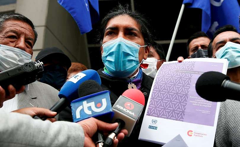 El excandidato presidencial Yaku Pérez (c) ofrece declaraciones a su llegada a la Fiscalía General del Estado hoy, en Quito (Ecuador). EFE