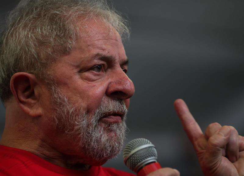 En la imagen un registro del expresidente brasileño Luiz Inácio Lula da Silva, quien permanece en prisión desde el pasado mes de abril, tras haber sido condenado a doce años por corrupción en un fallo de segunda instancia. EFE/Archivo