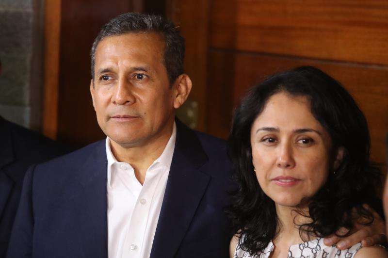 Fotografía de archivo fechada el 30 de abril de 2018 que muestra al expresidente peruano Ollanta Humala (i) y su esposa, Nadine Heredia (d), tras salir de prisión EFEArchivo