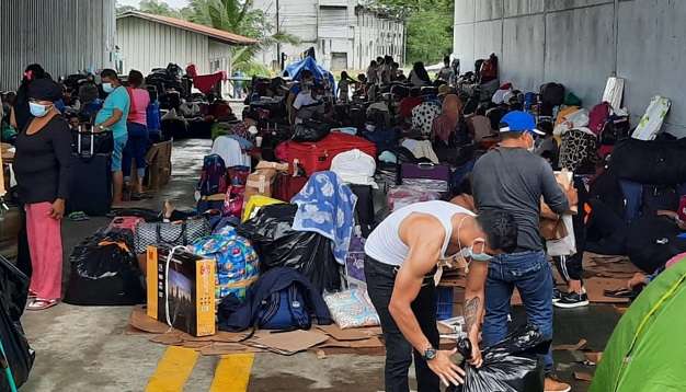 Unos 290 Nicaragüense dónde hay niños y ancianos han sido instalados en el hangar de Migración en Paso Canoas.