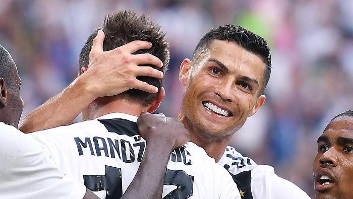 Cristiano Ronaldo celebra el gol de su compañero Mario Mandzukic (L)./ AP