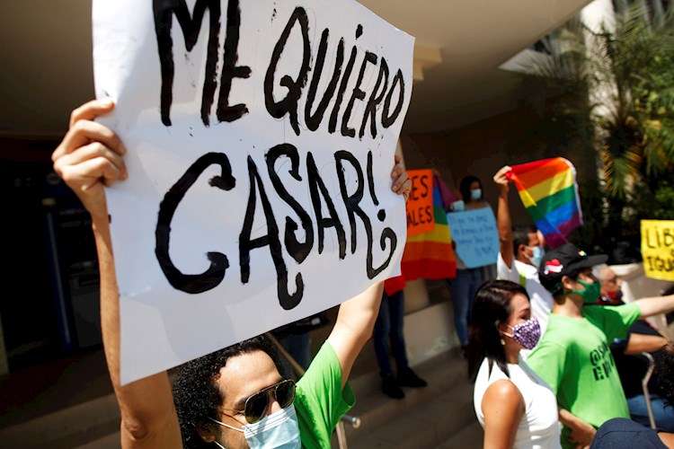 La comunidad LGBTI de Panamá  pide que la Corte Suprema de Justicia emita &quot;en derecho&quot; su fallo en unas demandas sobre el matrimonio igualitario en el país. 