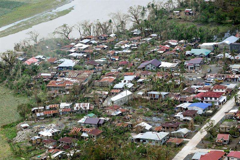 Una foto impresa disponible por la División de Fotógrafos Presidenciales (PPD) muestra el daño causado por el tifón Mangkhut en algunas áreas del norte de Luzón, Filipinas. EFE