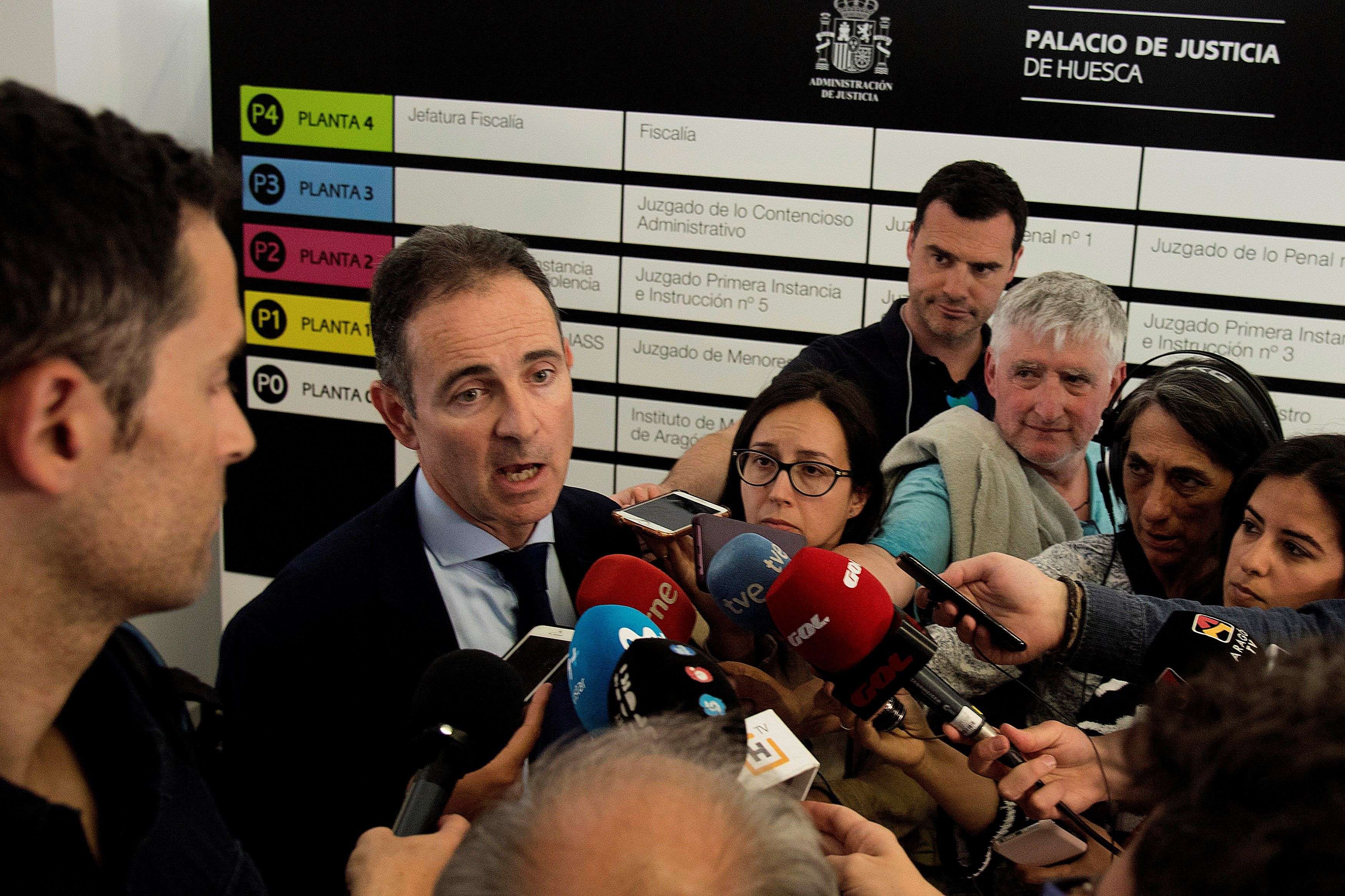 El fiscal jefe de Huesca, Juan Baratech, ha comparecido ante los medios para confirmar los presuntos delitos imputados y las medidas cautelares solicitadas.