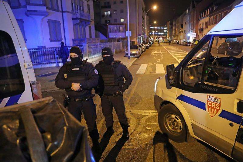  Policías franceses custodian hoy durante un operativo en el distrito Neudorf, en Estrasburgo (Francia). EFE