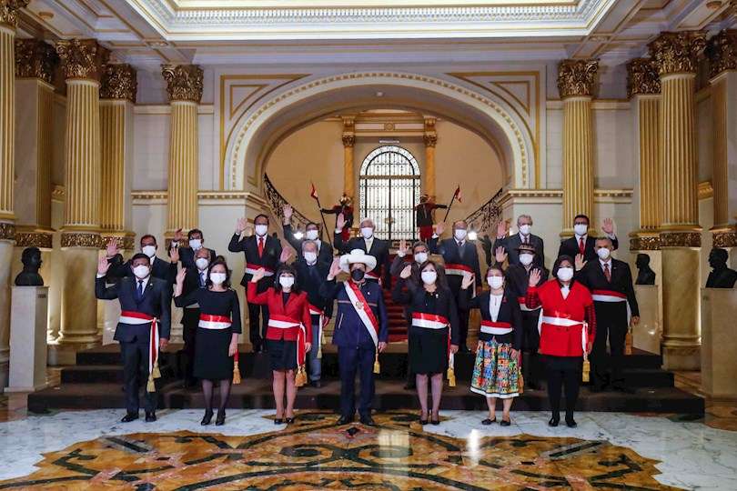 Fotografía cedida hoy por la Presidencia de Perú que muestra a la nueva primera ministra, Mirtha Vásquez (c-i), junto al presidente de Perú, Pedro Castillo (c), en Lima. EFE