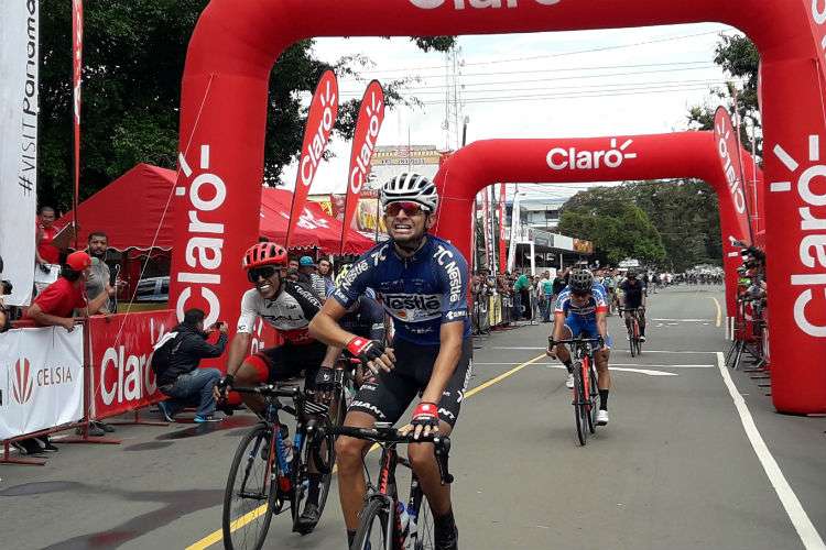 El costarricense Daniel Bonilla (adelante), ganador de la tercera etapa de la Vuelta Internacional a Chiriquí. Foto: Mayra Madrid 