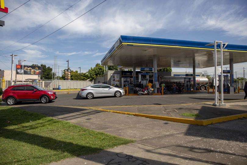 Varias personas hacen fila en una estación de gasolina en Managua (Nicaragua). EFE