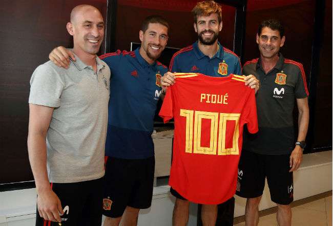 El defensa de la selección española de fútbol, Gerard Piqué (2d), recibió un homenaje por parte de la Real Federación Española. Foto: EFE