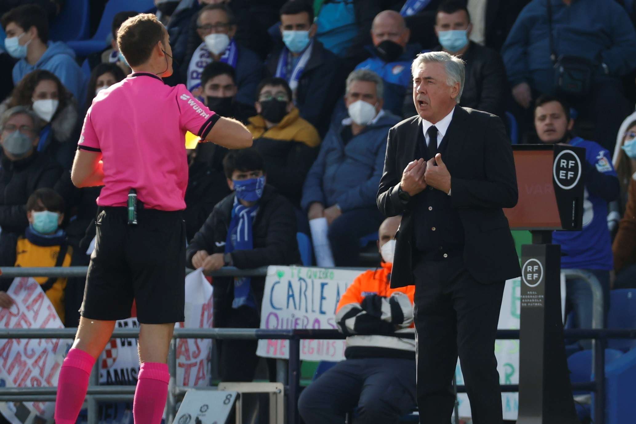 Carlo Ancelotti (d) discute con el árbitro Melero López durante el partido de LaLiga disputado contra el Getafe. /EFE