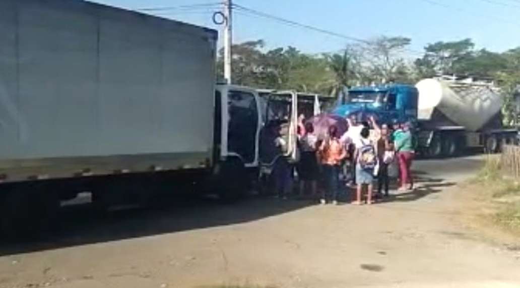 Cierre de carretera Panamá- Colón por un grupo de padres de familia.