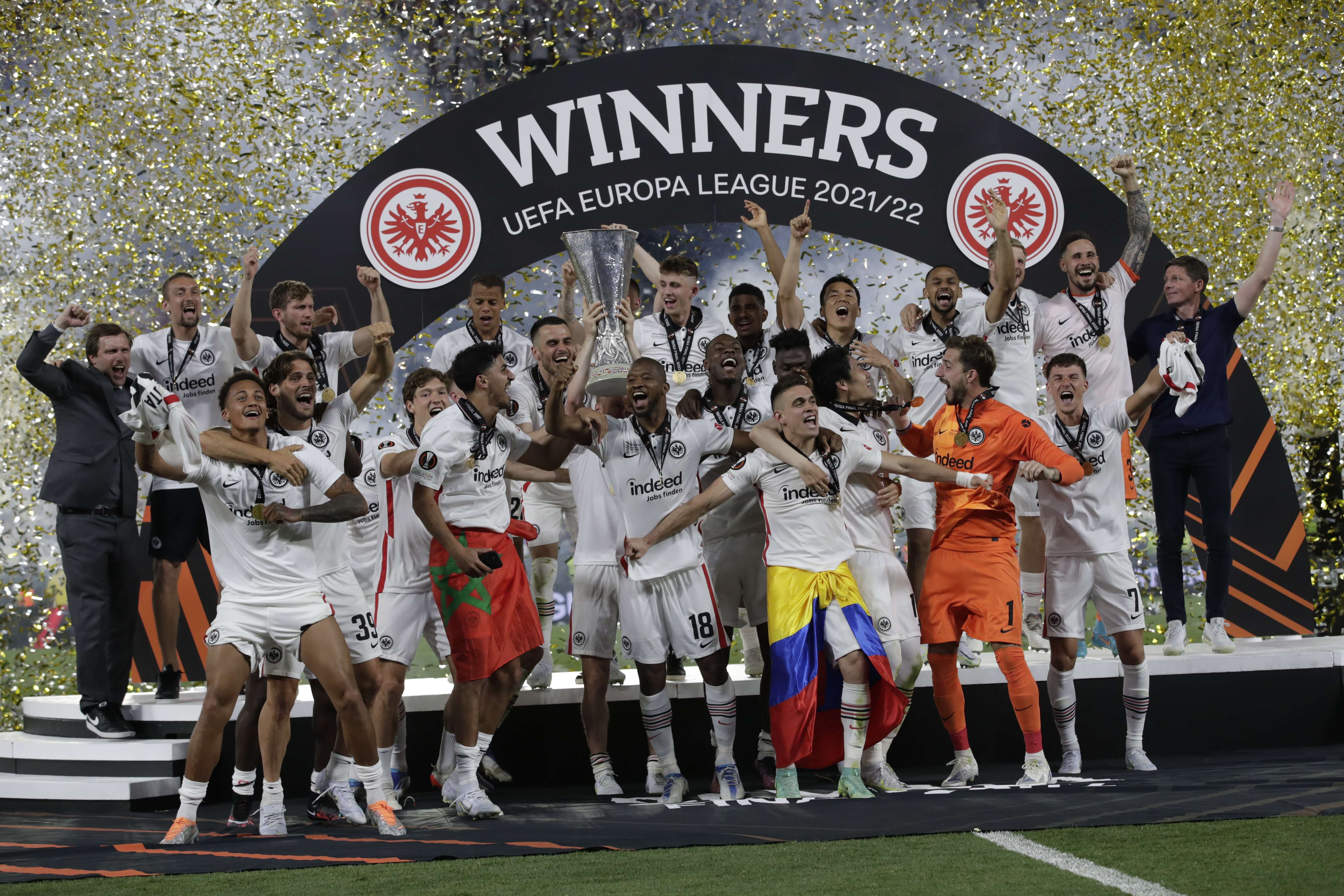 Los jugadores del Eintracht Fráncfort celebran con el trofeo. /Foto: EFE