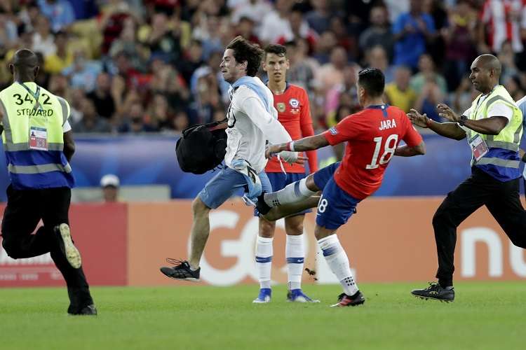 Gonzalo Jara le tiró una patada a un aficionado que ingresó al campo. Foto: AP 