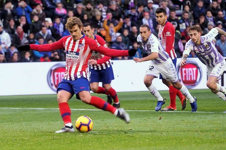 l delantero francés del Atlético de Madrid Antoine Griezmann (izq.) consigue de penalti el segundo gol de su equipo ante el Valladolid. Foto: EFE