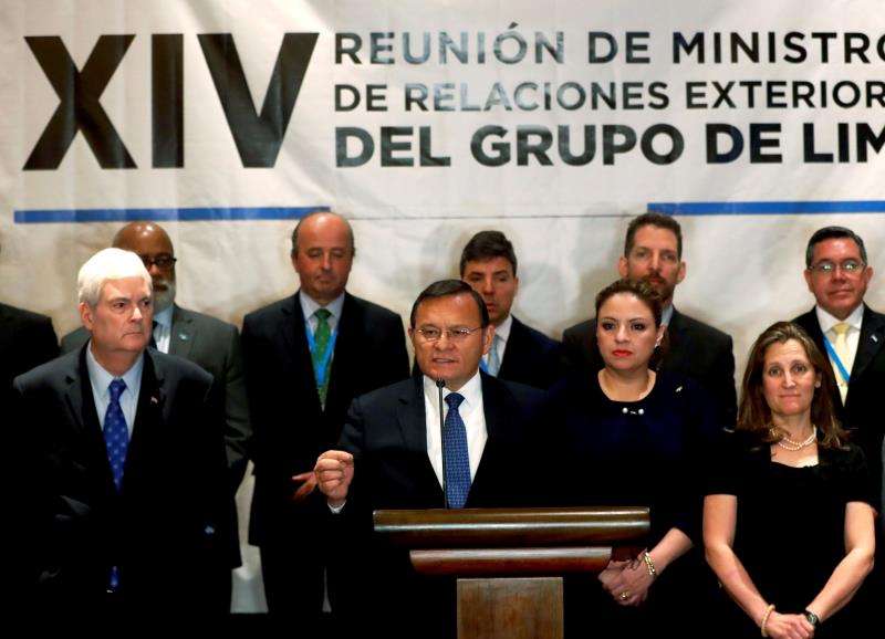 El ministro de Exteriores de Perú, Néstor Popolizo (c-i), ofrece declaraciones junto a sus homólogos de Costa Rica, Manuel Ventura (i); de Guatemala, Sandra Jovel (2d), y de Canadá, Chrystia Freeland, entre otros. EFE