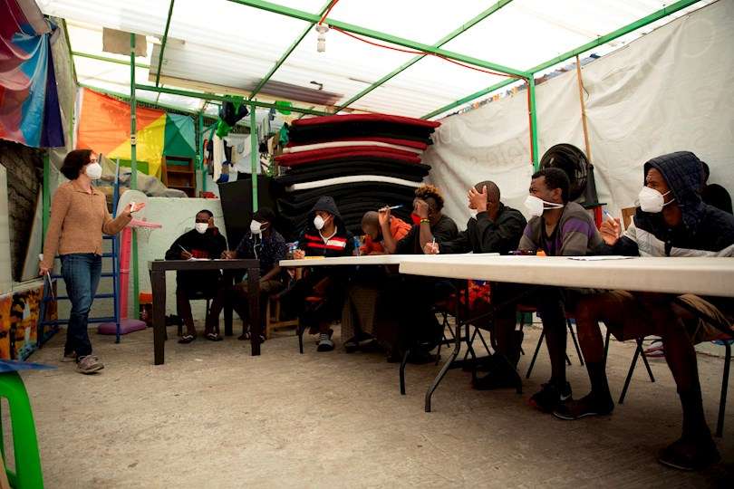 Un grupo de migrantes estudia en el albergue Casa Tochan, en Mexico. EFe