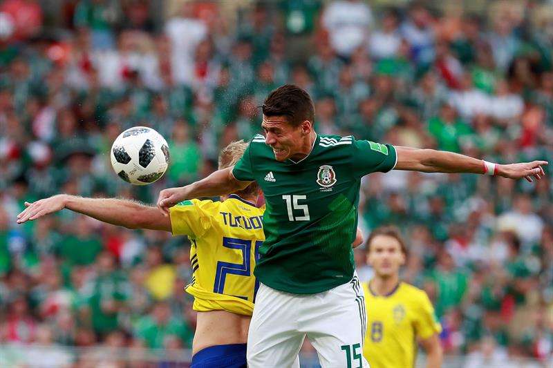 El delantero sueco Ola Toivonen (i) y el defensa mexicano Héctor Moreno (d) durante el partido México-Suecia, del Grupo F del Mundial  de Rusia 2018. Foto EFE