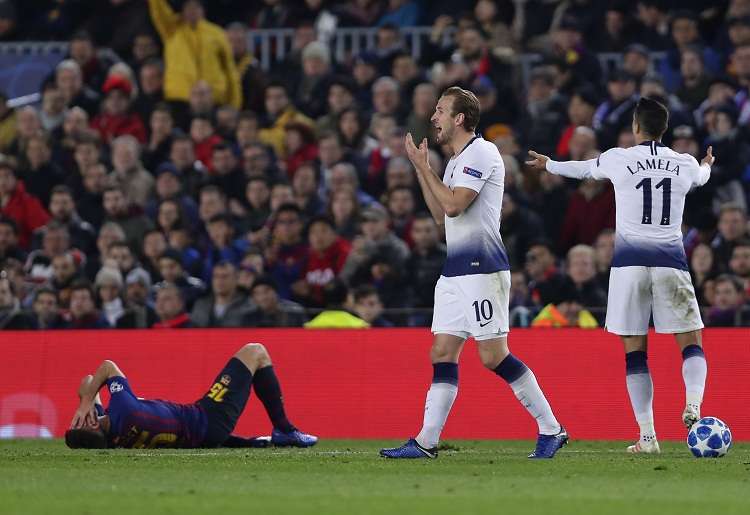 Harry Kane reacciona después de que un tackle sobre el defensa del Barcelona Clement Lenglet. Foto: AP