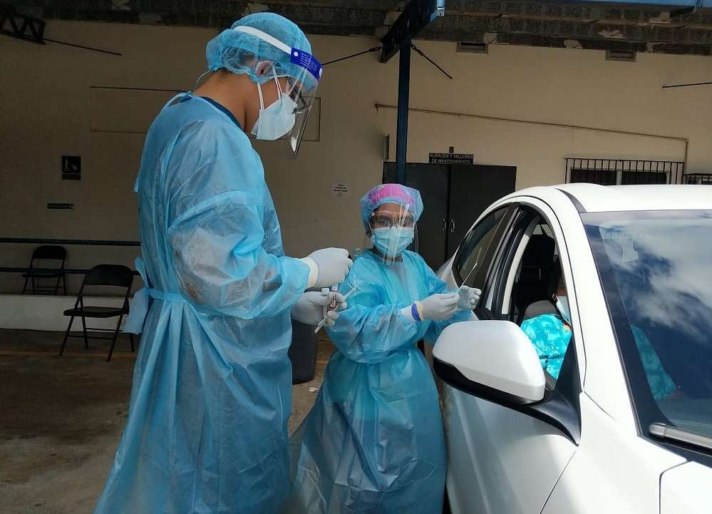 Médicos de la policlínica de Bugaba, continúan realizando hisopados.