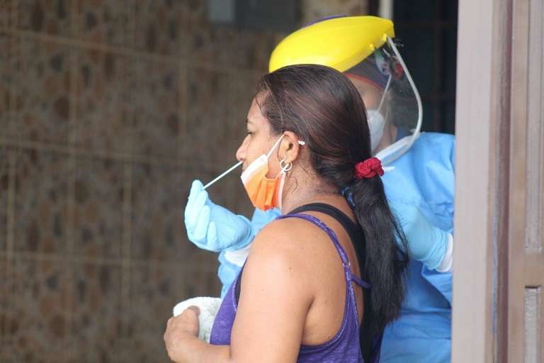 El Equipo de Respuesta Rápida, se trasladó al corregimiento de Amelia Denis de Icaza en los sectores de Pan de Azúcar y Linda Vista para realizar pruebas de hisopados de antígeno casa por casa, con el fin de encontrar casos positivos. 