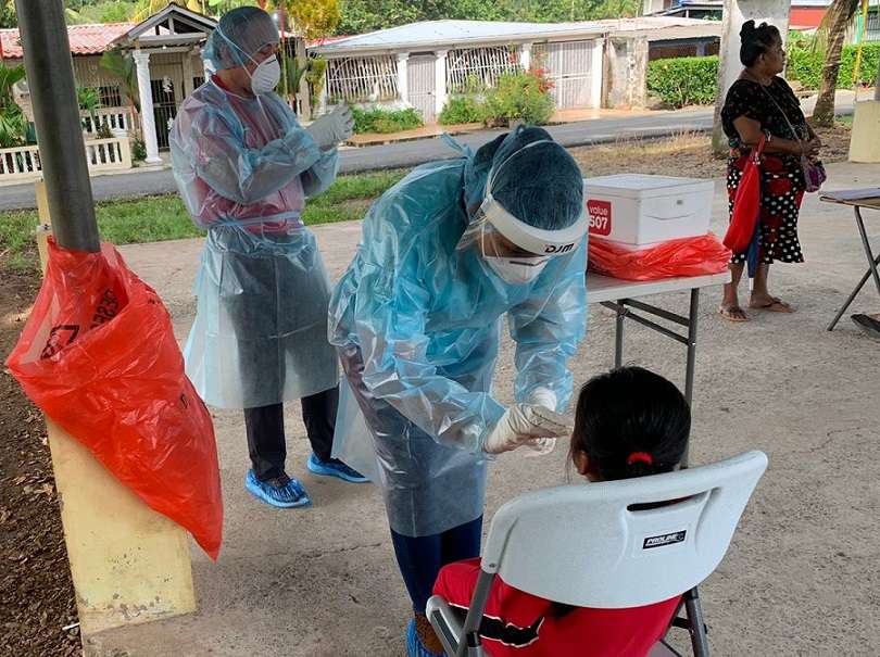 Equipos de Respuesta Rápida, realizan pruebas de hisopado a residentes de la comunidad de Finca #4, Bocas del Toro.