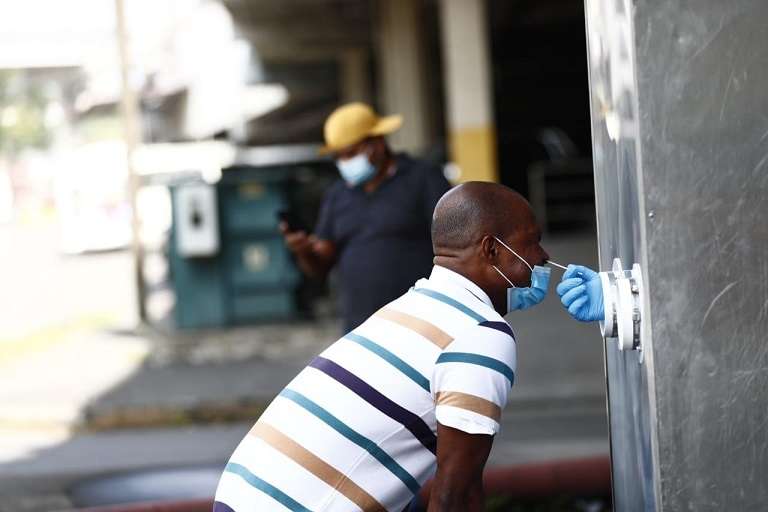 La Región de Salud de San Miguelito no ha bajado la guardia, implementado puestos de hisopados rápidos en puntos estratégicos y accesibles a la población.