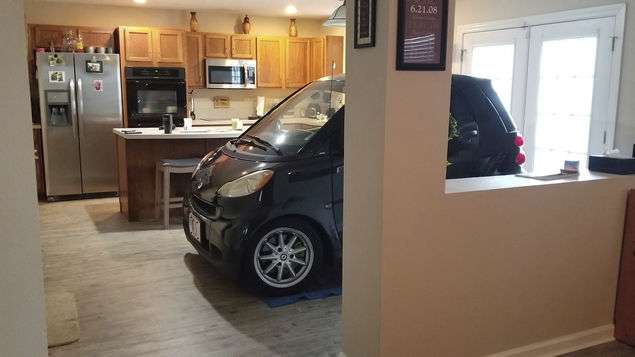 En esta foto del 3 de septiembre de 2019 puesta a disposición por Jessica Eldridge, se muestra el automóvil inteligente de su esposo estacionado en su cocina en Jacksonville, Florida. AP