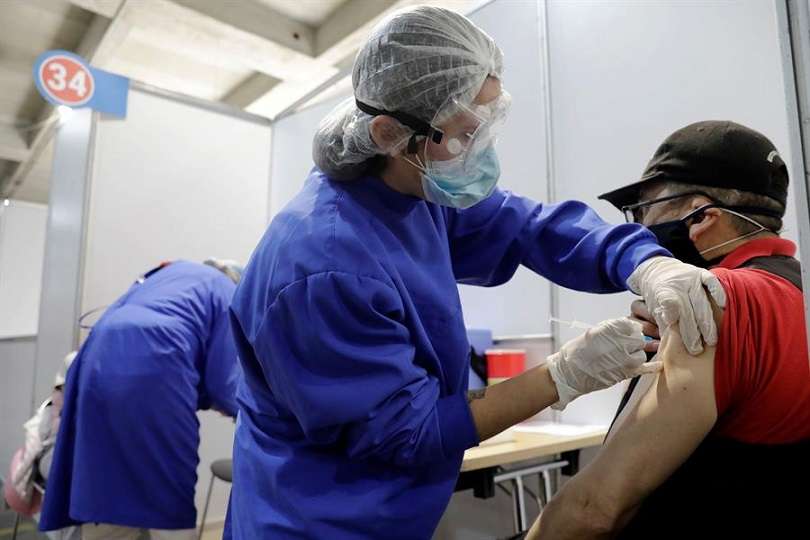 Un hombre recibe una vacuna contra la Covid-10 en un centro de vacunación en Bogotá. EFE