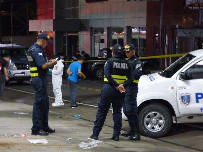 El cuerpo de un masculino entre los 20 y 30 años fue ubicado en un lote baldío con múltiples impactos por proyectil de arma de fuego.