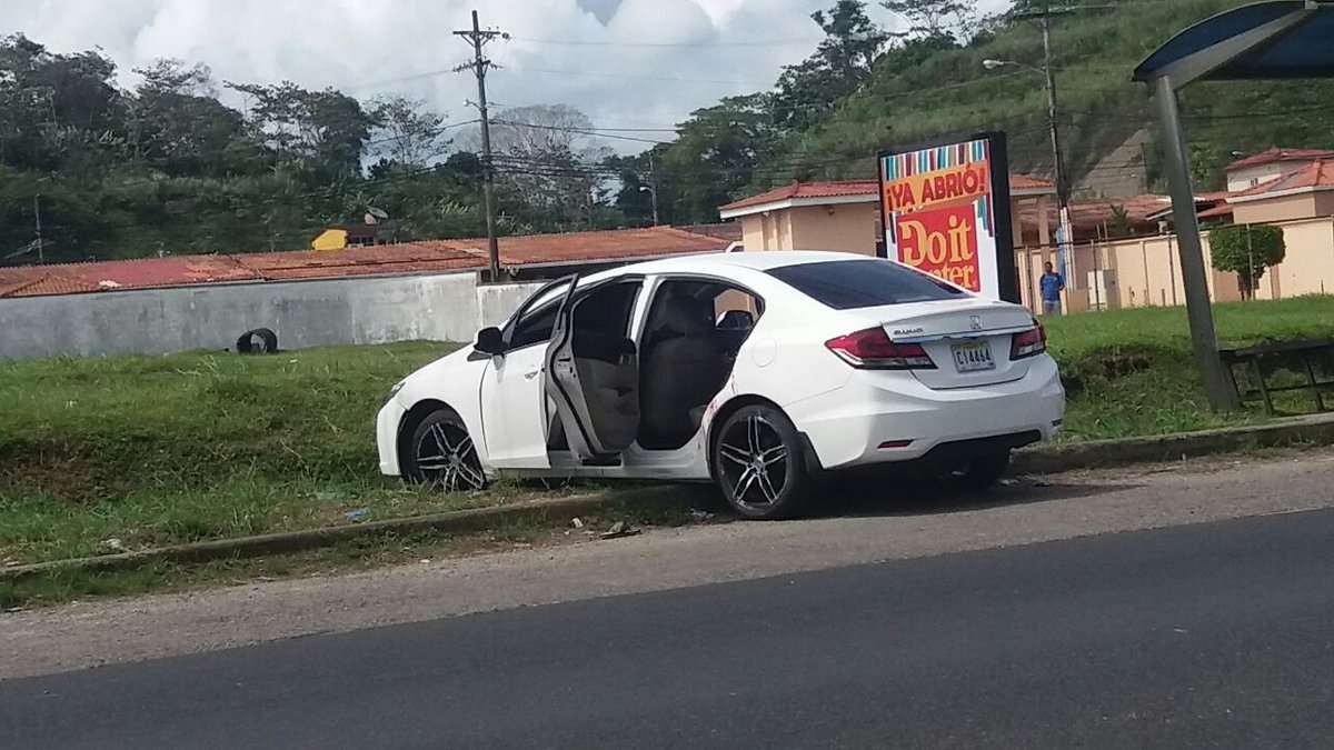 Vista general del área en donde quedó el vehículo tras el homicidio. Foto: @TraficoCPanama