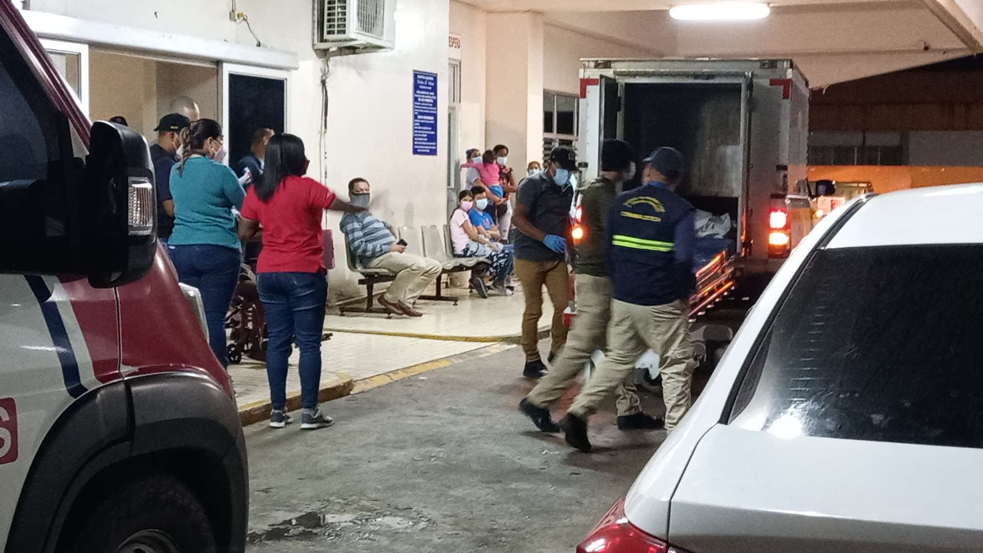Los familiares de la víctima, rompieron en llanto a las afueras del cuarto de urgencias del Hospital Nicolás Solano, a donde había sido trasladado el herido, al confirmar los galenos el fallecimiento.