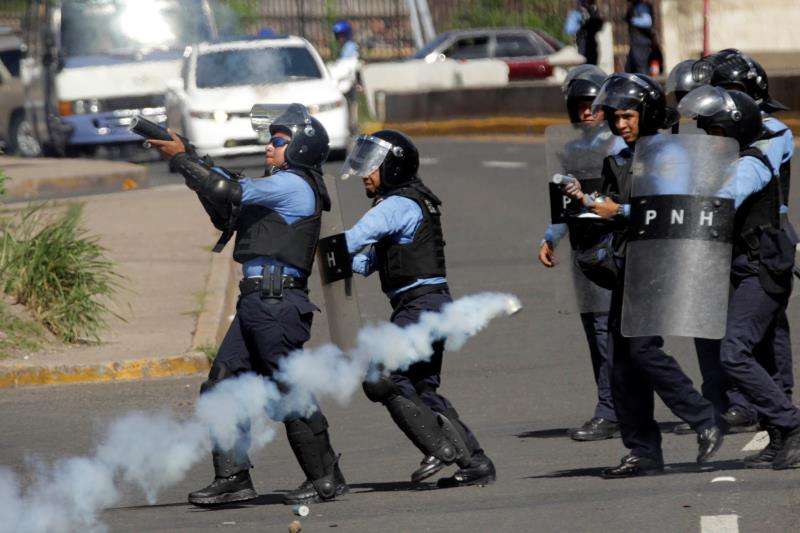 Vista de varias unidades de la policía de Honduras en Tegucigalpa (Honduras), mientras reprimían manifestantes el lunes. EFE