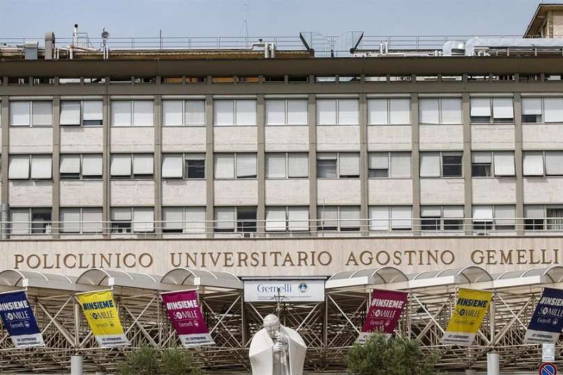  Vista general de la parte frontal del hospital Policlínico Gemelli de Roma. EFE