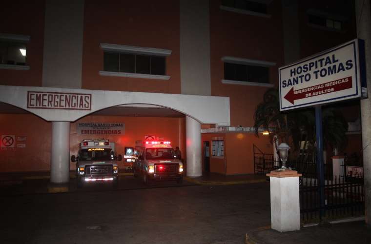 Vista general de la parte externa del cuarto de urgencia del Hospital Santo Tomás.  Foto: Archivo