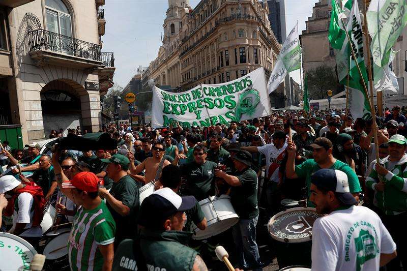 Cientos de personas fueron registradas este lunes, durante una marcha en contra de las políticas económicas del presidente Mauricio Macri, convocada por los sindicatos argentinos, en los alrededores de la Plaza de Mayo de Buenos Aires (Argentina). EFE