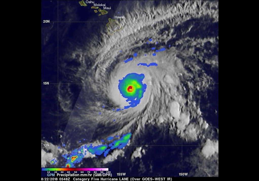 Fotografía cedida por la NASA el 22 de agosto de 2018 que muestra una imagen satelital con superposición del satélite central GPM que pasó sobre el huracán Lane cuando era un huracán de categoría 5. EFE