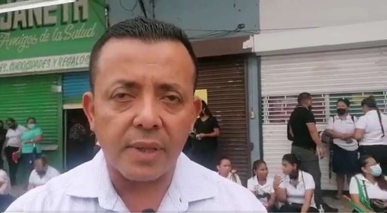 Orlando López, propietario de la farmacia vio el suceso como un hecho de intimidación.