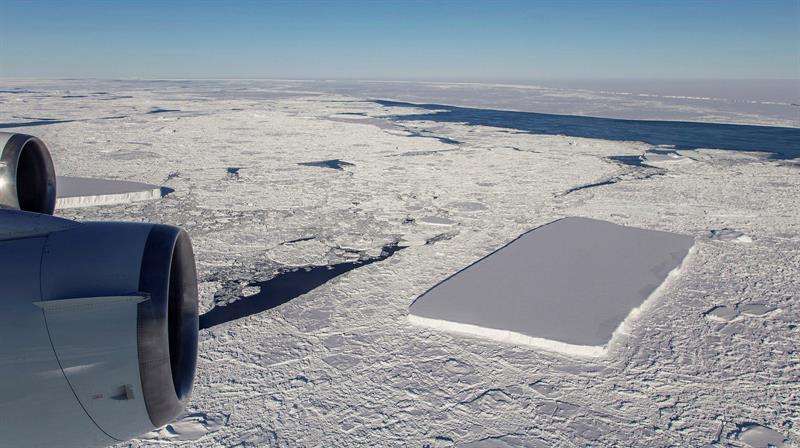 Fotografía facilitada por la Agencia Espacial de Estados Unidos (NASA) de una de las fotografías que ha publicado y que fueron tomadas en una misión en la Antártida, de un iceberg con una inusual y llamativa forma rectangular. EFE