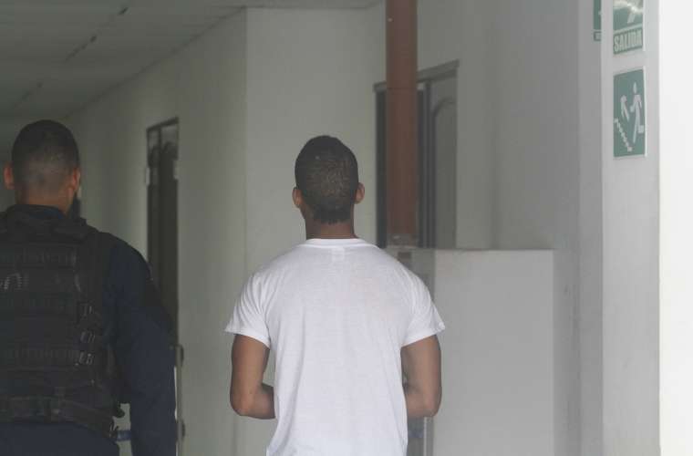Momentos en que el imputado llegaba a las instalaciones del Sistema Penal Acusatorio en San Miguelito. Foto: Edwards Santos Cruz