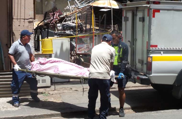 El policía ayudó a cargar el pesado cuerpo para poder ingresarlo al carro lechuza. Foto: Landro Ortiz