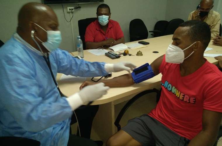 El médico Algis Torres toma la presión arterial al excampeón mundial Liborio Solís. Foto: Joel González