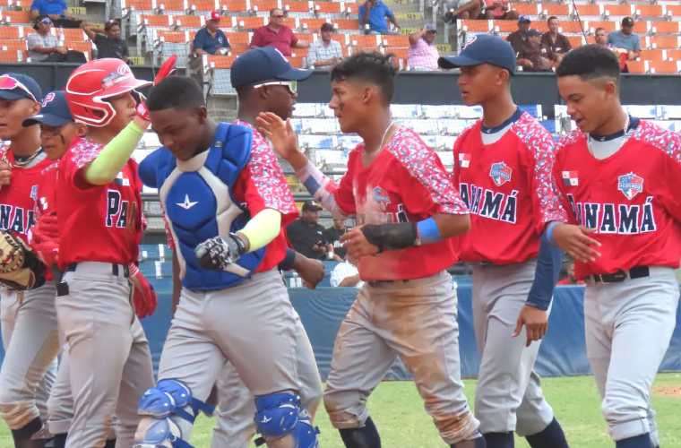 El equipo Sub-15 de Béisbol de Panamá venció ayer de forma contundente a Colombia 15-2. Foto: Fedebeis