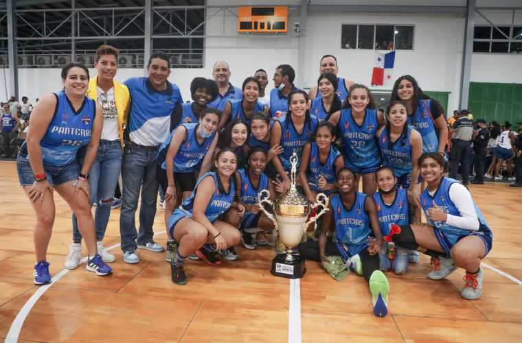 El Club Deportivo Panteras ganó el título de la categoría U-16 femenina de la Liga Panameña de Baloncesto (LPB). Foto: Fepaba